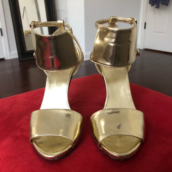 Gold stiletto! - Picture 1 of 4
